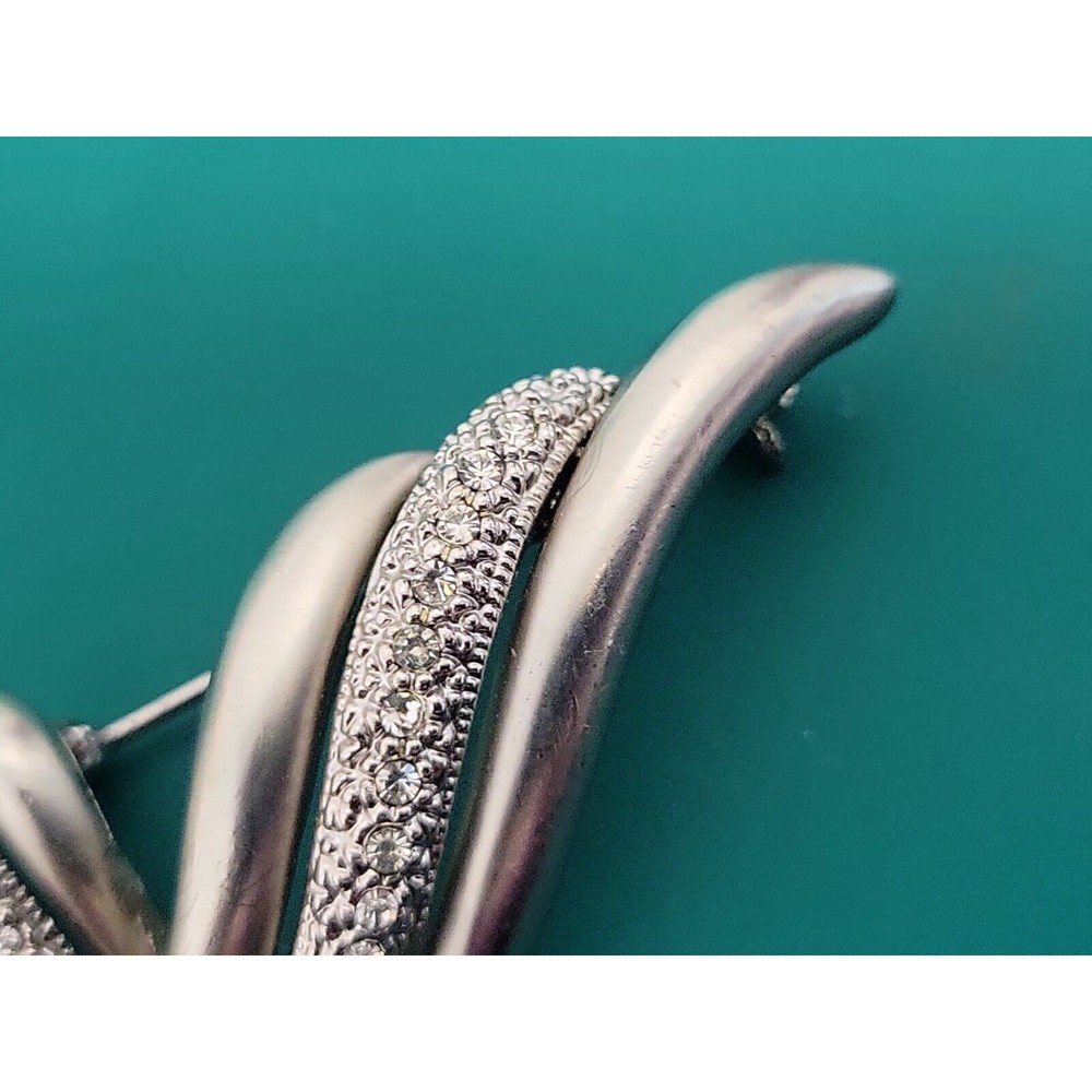 Vintage Silver Tone Rhinestone Pave Wave V Triple Strand Pin Brooch Beautiful - Picture 3 of 9